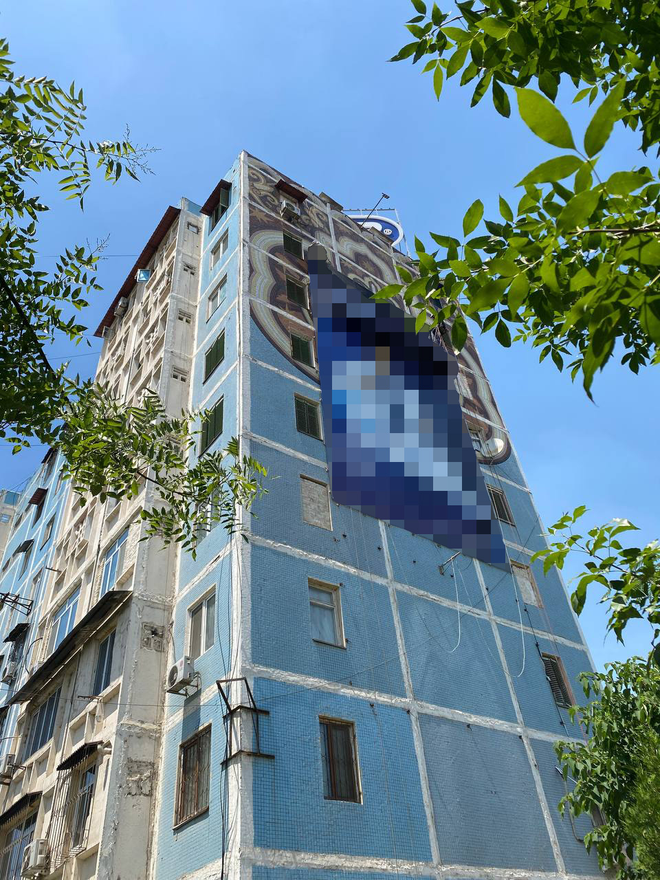 fond-razvitiya-kultury-i-iskusstva-uzbekistana-departament-cifrovogo-razvitiya-hokimiyata-goroda-tashkenta-i-agentstvo-kulturnogo-naslediya-respubliki-uzbekistan-soobschayut-ob-osvobozhdenii-mozaik-ot-reklamnyh-bannerov-na-vseh-zhilyh-zdaniy-v-tashkente