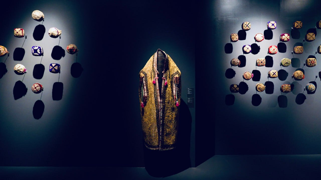 vystavka-nasledie-v-stezhkah-puteshestvie-po-vyshivkam-i-shveynym-tradiciyam-uzbekistana