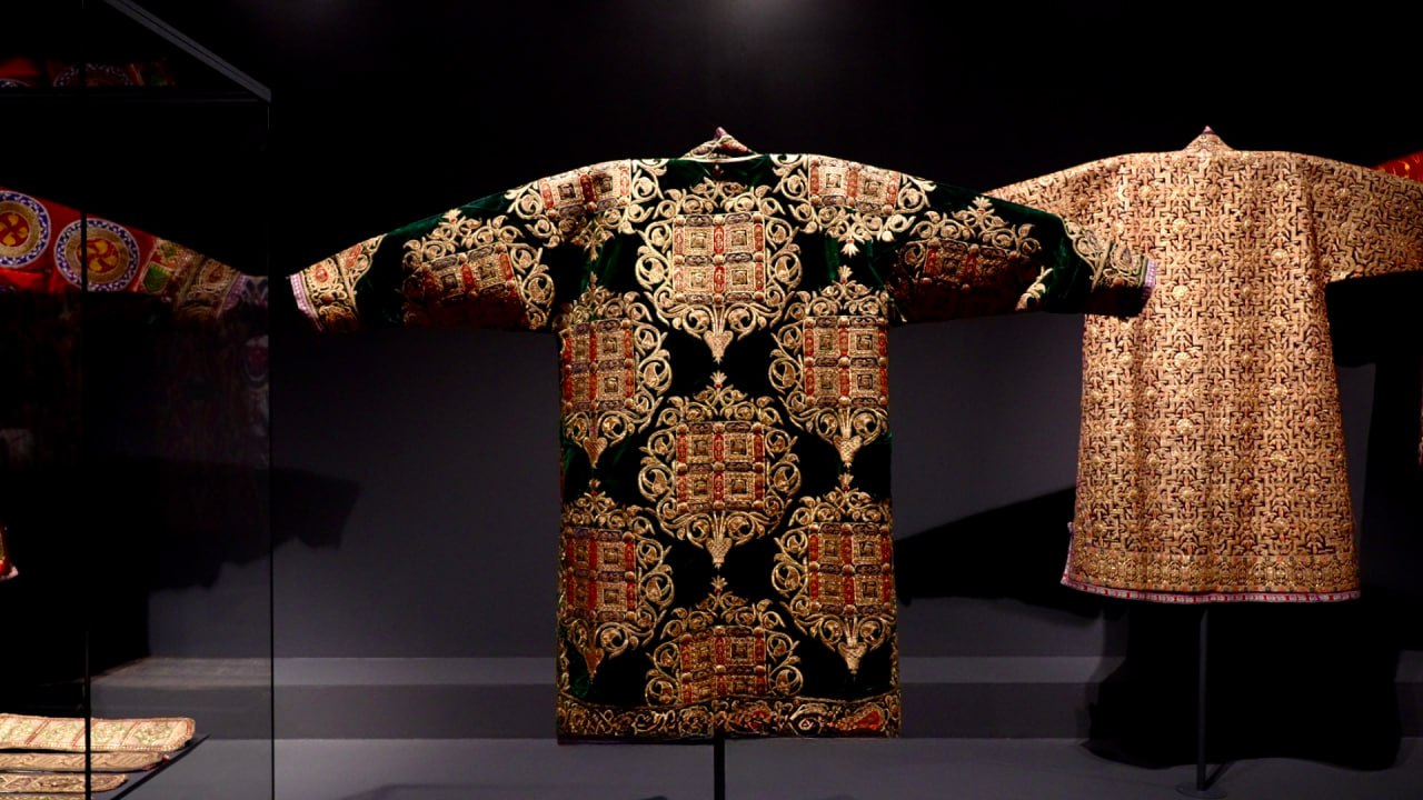 vystavka-nasledie-v-stezhkah-puteshestvie-po-vyshivkam-i-shveynym-tradiciyam-uzbekistana-v-nacionalnom-muzee-kazahstana